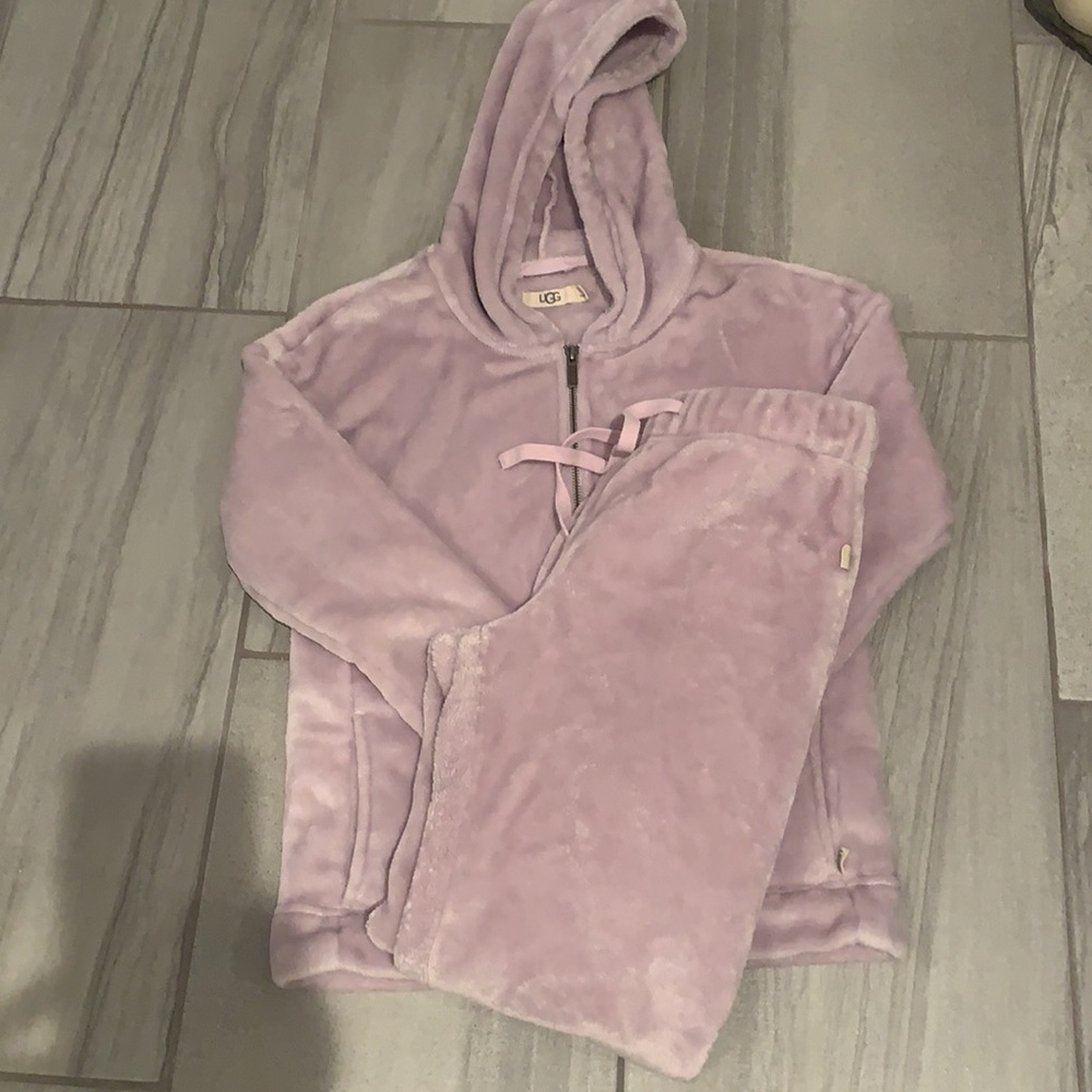 Ugg XS light Pink fuzzy super soft jogger set. Both pieces are XS.